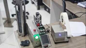 > A Maximum Solutions desenvolve dispensadores automáticos para diferentes tipos de materiais, como etiquetas, livros, folhas, cartões e envelopes. Nossos equipamentos são compactos, robustos e projetados para trabalhar em linhas de produção contínuas, garantindo mais produtividade, precisão e padronização nos processos.